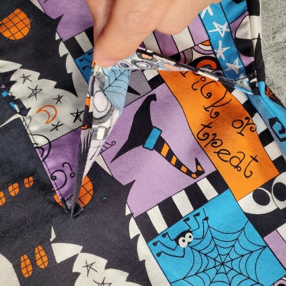 Zoe + Chloe Halloween Vneck Scrub Top 2 Pockets Spooky Eyes and Spiders Wms Sz L - Picture 8 of 10